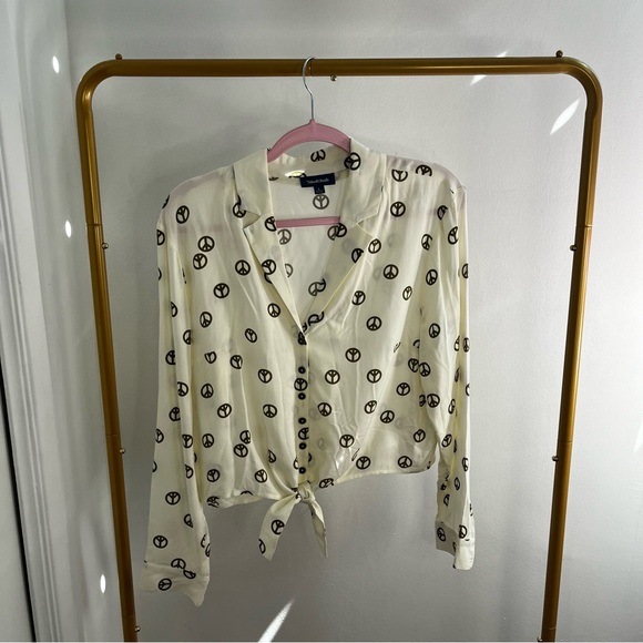 New ModCloth Tie Front Cropped Peace Sign Button Down Shirt Large - Picture 3 of 6